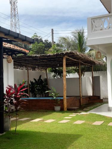 Open air bath, Omnia Hostel in Ahangama