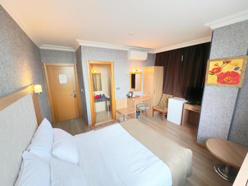 Lounge Hotel - image 14