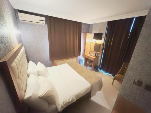 Lounge Hotel - image 13