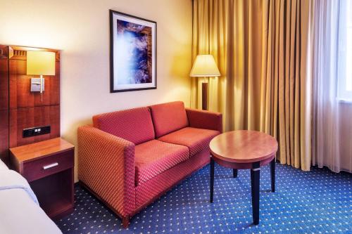 Deluxe Guest room, 1 King, Sofa bed, High floor image 2