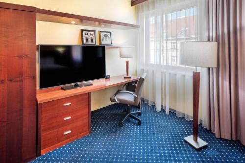 Deluxe Guest room, 1 King, Sofa bed, High floor image 3