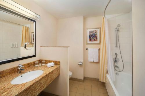Deluxe Guest room, 1 King, Sofa bed, High floor image 4
