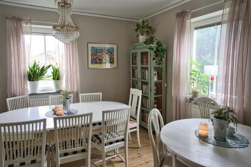 Bed and books pa Osterlens Gastharbarge in Glemmingebro
