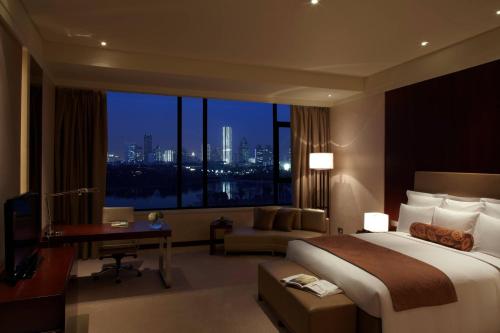 Premium Lakeview King Bed Room image 4