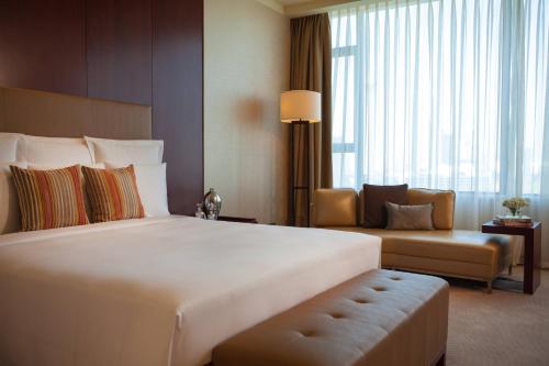 Deluxe king bed room image 4