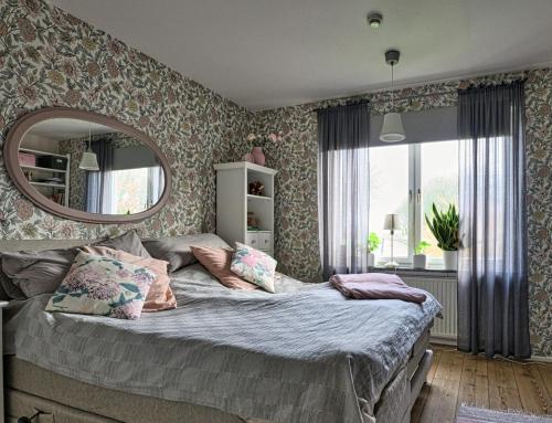 Bed and books pa Osterlens Gastharbarge in Glemmingebro