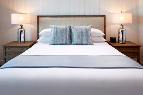 1 king bed, 1 sofa bed