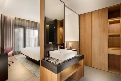 Aloft King Room image 5