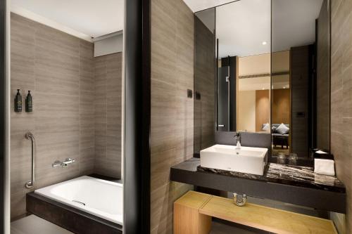Breezy King Room image 3