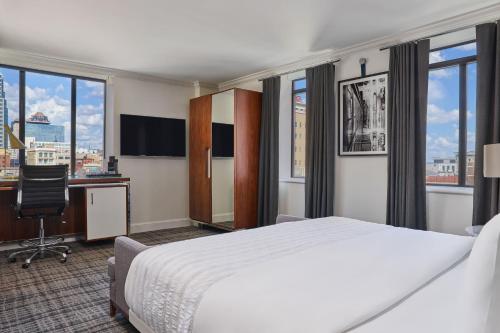 Concierge level, Guest room, 1 King, Corner room