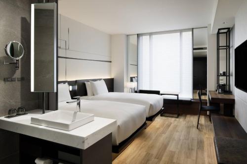 Superior 2 Twin Beds, Larger Guest room, Limited view image 3