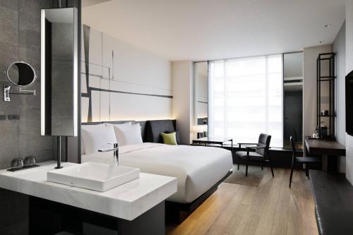 Superior King bed, Larger Guest room, 1 King, City view image 3