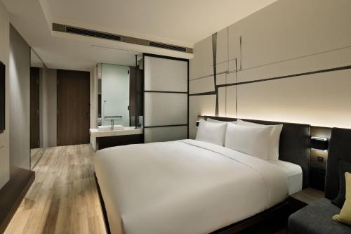 Standard 1 King, Guest room, 1 King, Mid floor image 3