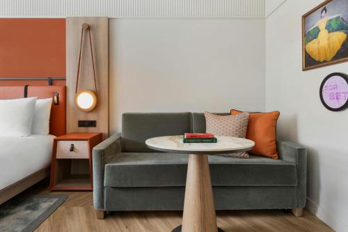 Deluxe Family Room with King Bed and Sofa Bed image 7