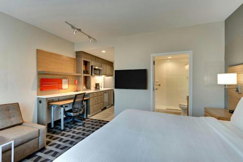 TownePlace Suites by Marriott Houston Northwest Beltway 8 - image 2