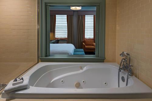King Room with Whirlpool - City View image 2