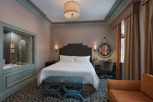 King Room with Whirlpool - City View image 3
