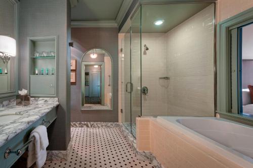 King Room with Whirlpool - City View image 1