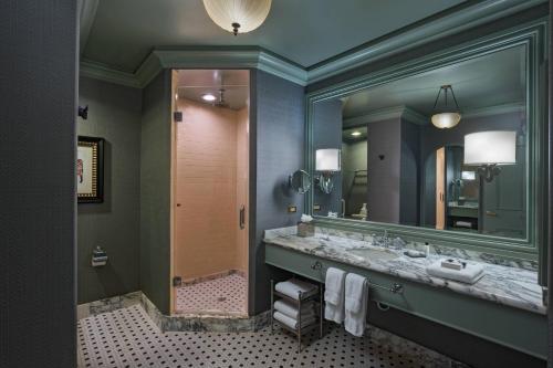 King Room image 3