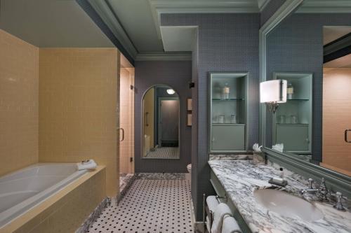 Queen Room with Two Queen Beds image 3