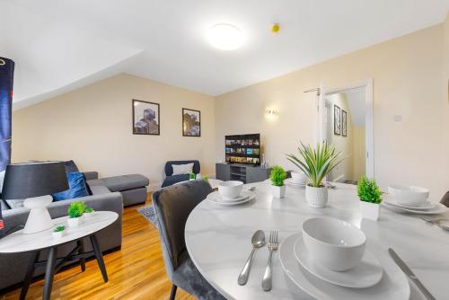 Lovely 4-BR Home In Leyton - Sleeps 14, Near Tube, London (photo 9)