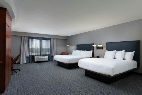 2 queen beds, 1 sofa bed