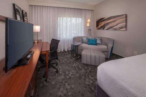 Courtyard by Marriott Dulles Town Center - image 6