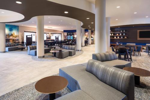 Lobby, Courtyard by Marriott Fort Lauderdale Airport & Cruise Port near Rustic Inn Crabhouse