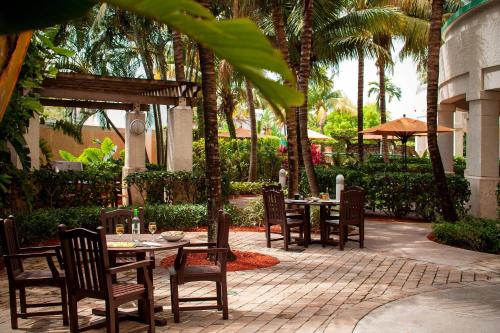 View, Courtyard by Marriott Fort Lauderdale Airport & Cruise Port near Rustic Inn Crabhouse