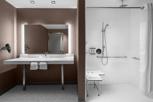 King Room with City View and Adapted Tub - Mobility Accessible image 2
