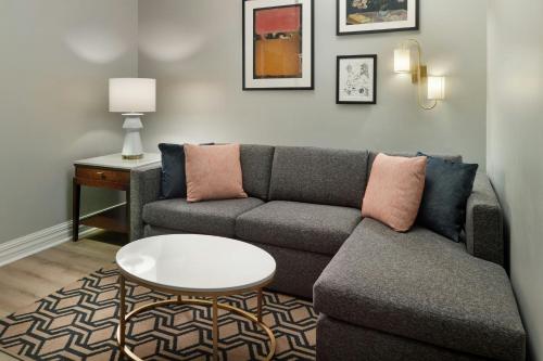 King Suite with Sofa Bed image 6