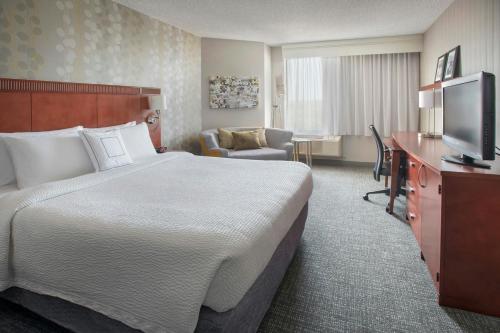King Room with Adapted Tub - Mobility and Hearing Accessible