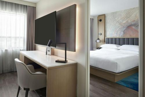 One-Bedroom Junior King Suite - Club Lounge Access