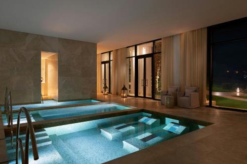Peldbaseins, The St. Regis La Bahia Blanca Resort, Tamuda Bay in Marina Smir