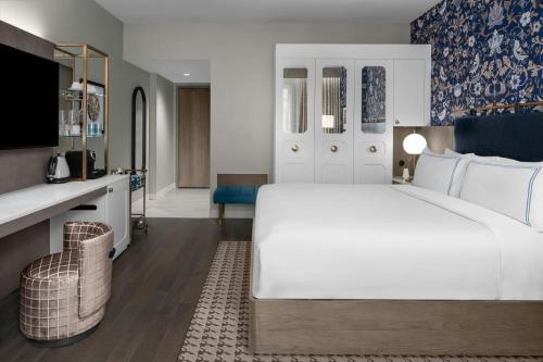 King Room image 6