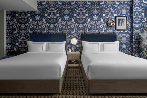 Queen Room with Two Queen Beds - City View image 6