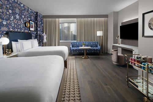 Queen Room with Two Queen Beds - City View image 3