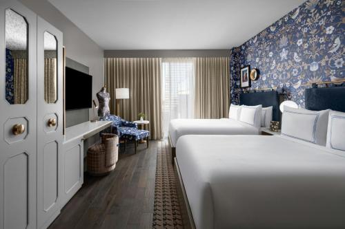 Queen Room with Two Queen Beds - City View image 4