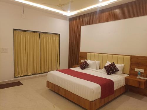 1 king bed, 1 sofa bed