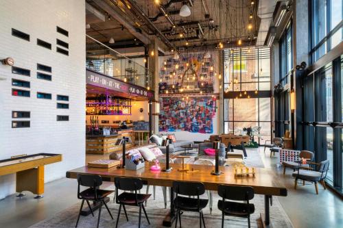 ล็อบบี้, Moxy Washington, DC Downtown near แกลลอรี่จิตรกรรมแห่งชาติ