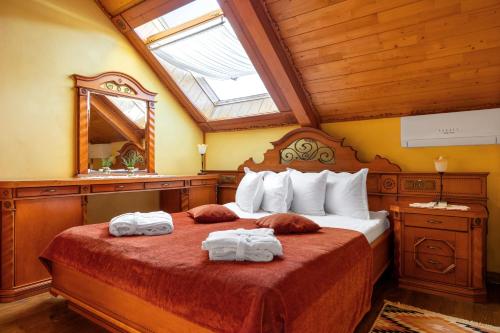 1 king bed, 1 sofa bed