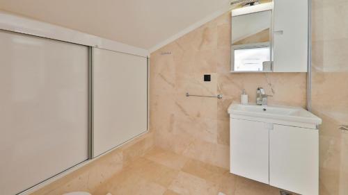 Three-Bedroom Villa image 6