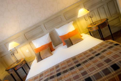 1 queen bed, 1 sofa bed
