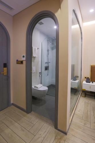 Standard Queen Room image 4