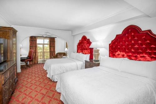 2 queen beds