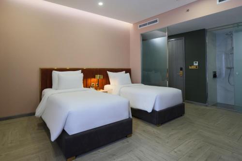 Deluxe Twin Room image 7