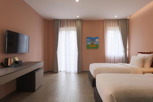 Deluxe Twin Room image 8
