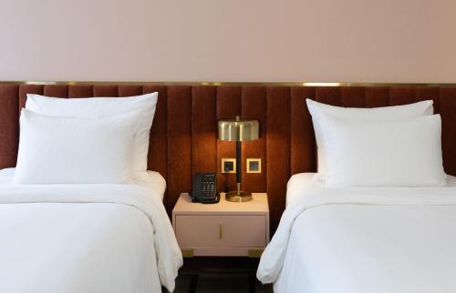 Deluxe Twin Room image 9