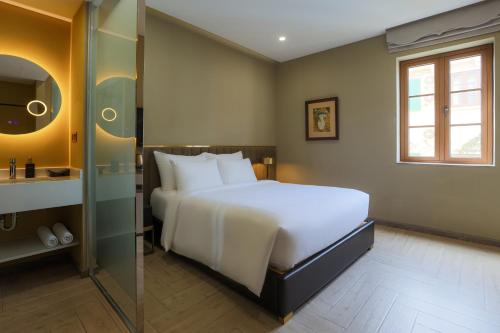 Standard Queen Room image 8