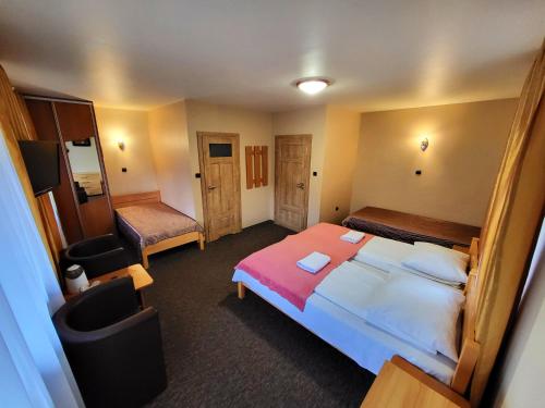 1 queen bed, 2 twin beds